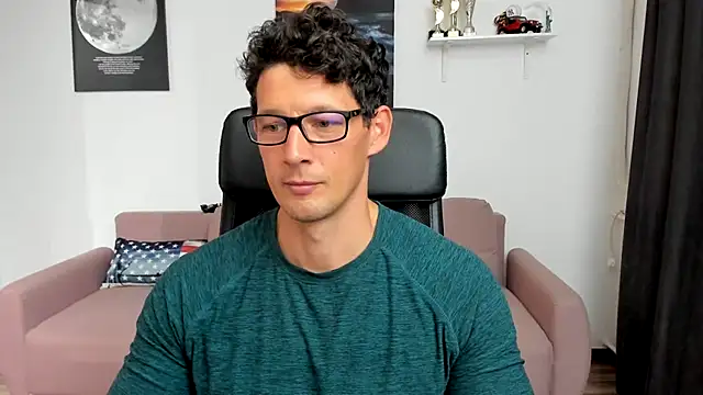 Jerking off on the sofa whilst I am getting my ass fucked by toy - vidéo du modèle de showcams BrutusK08