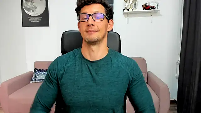 Showing off those strong muscles and playing with my dick a bit.－カメラキャストのBrutusK08の動画