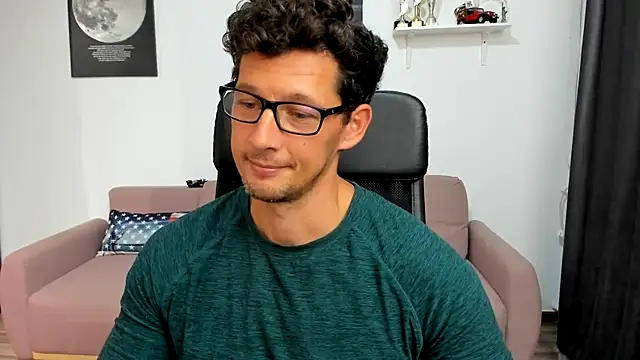 Putting on a women's full body stockings ;). How do I look in Purple? - vidéo du modèle de showcams BrutusK08