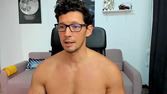 My round ass in your face. How does it taste?－カメラキャストのBrutusK08の動画