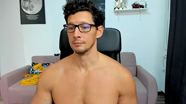 Hero from mythology fighting Medusa - vidéo du modèle de showcams BrutusK08