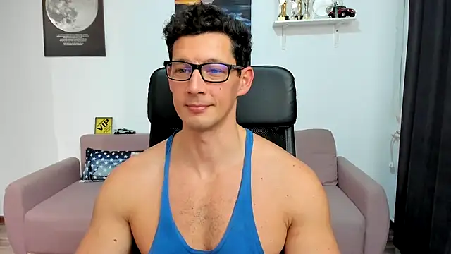 Sub guy sucks Leather-Daddy's big cock until it gets it hard and veiny. - vidéo du modèle de showcams BrutusK08