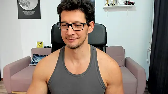 Wearing a pink women stocking :)))－カメラキャストのBrutusK08の動画