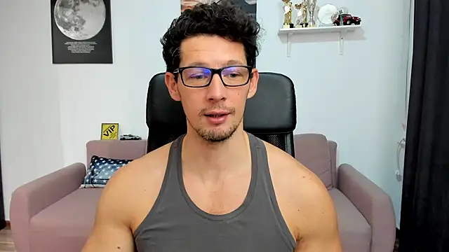 Jerking off on the chair, nipple pin, smoking... - vidéo du modèle de showcams BrutusK08