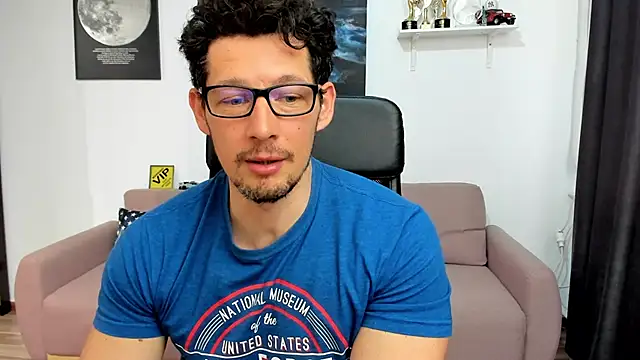 Teasing and growing my dick in full leather outfit, moaning, grinding... - vidéo du modèle de showcams BrutusK08