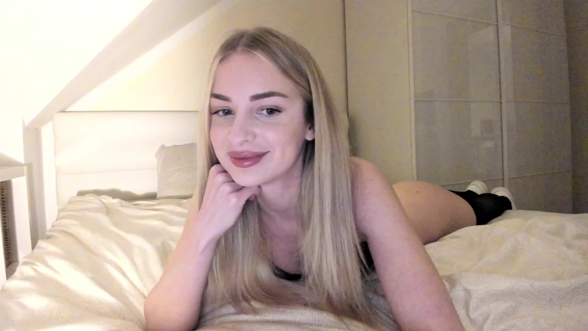 Harley Quinn & the Joker, the story of a cute psych student that turned crazy because of a sick man - video by EvieEvans cam model