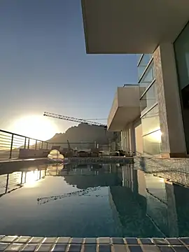 Pool Party - vídeo de la modelo de cam EvieEvans