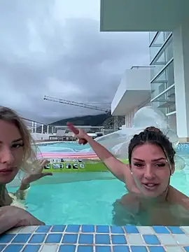 Ally fucks dildo inside the pool - vídeo de la modelo de cam EvieEvans