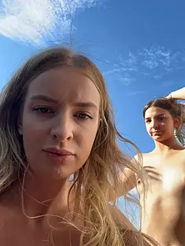 Scissoring Hard with dori Til cum and squirt - video oleh model kamera EvieEvans