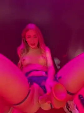 Fucking Dildo at the Venus exhibition for 20-30 strangers watching me til cum creamy 💦💦 – video od webkamerové modelky EvieEvans
