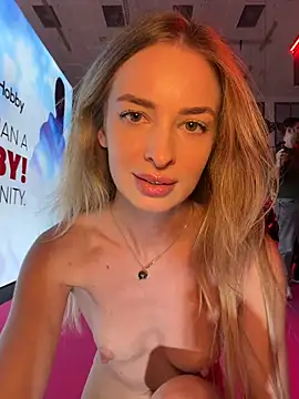 FULLY NAKED WALK THROUGH EXPO MESSEHALL & 100 OF STRANGERS WATCH ME 🤯 – video od webkamerové modelky EvieEvans