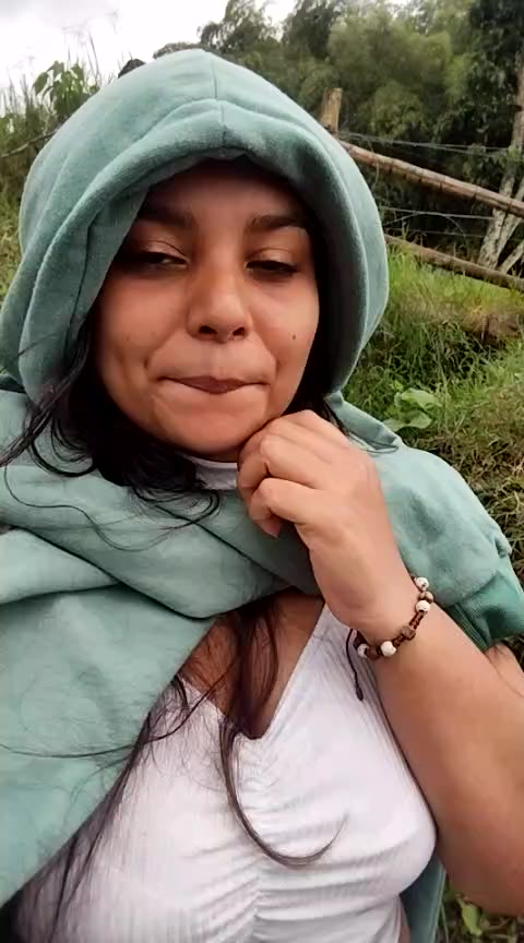 Little Red Riding Hood takes milk from the wolf in the forest - vídeo de stefanie010 modelo de câmara