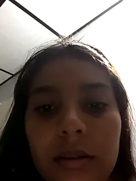 How nice it is to throw milk on my face. - vídeo de stefanie010 modelo de câmara