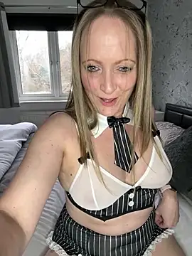 private show. Sneaky cam session, stretching my pussy & following orders like a good girl