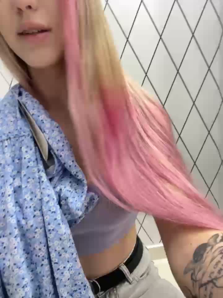 fingers in pussy in a public locker room - Vídeo de Best_Blondie1, modelo de vídeos