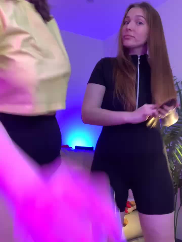 pussy close up Yuki+Jess cum - video oleh model kamera Radiants_two