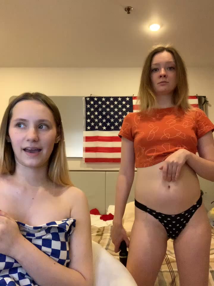 hard spanks show Jess and Ari - video oleh model kamera Radiants_two