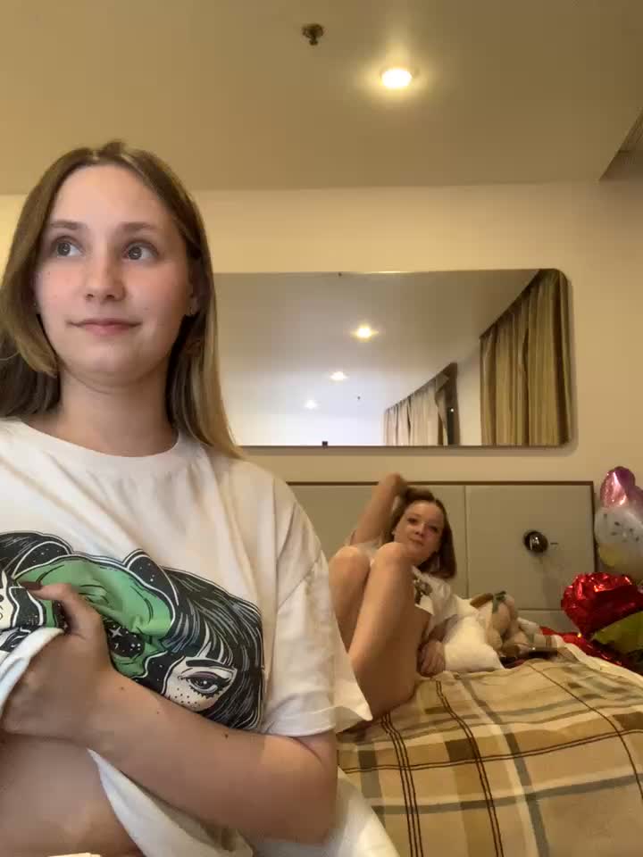 pussy play+almost cum Ari+JEss - video oleh model kamera Radiants_two