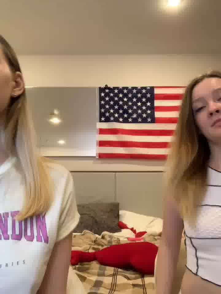 big shower show with wash hair Ari+Jess - video oleh model kamera Radiants_two