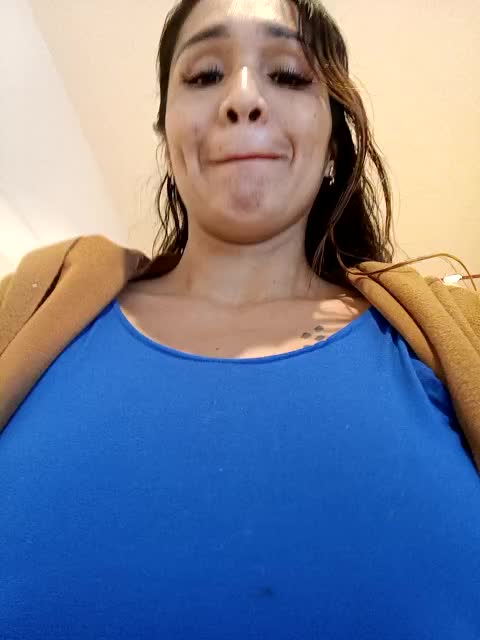 Showing my tits at the mall. I'm very naughty / Private Show