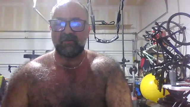 Masturbating at the home gym - video by chainjulious cam model