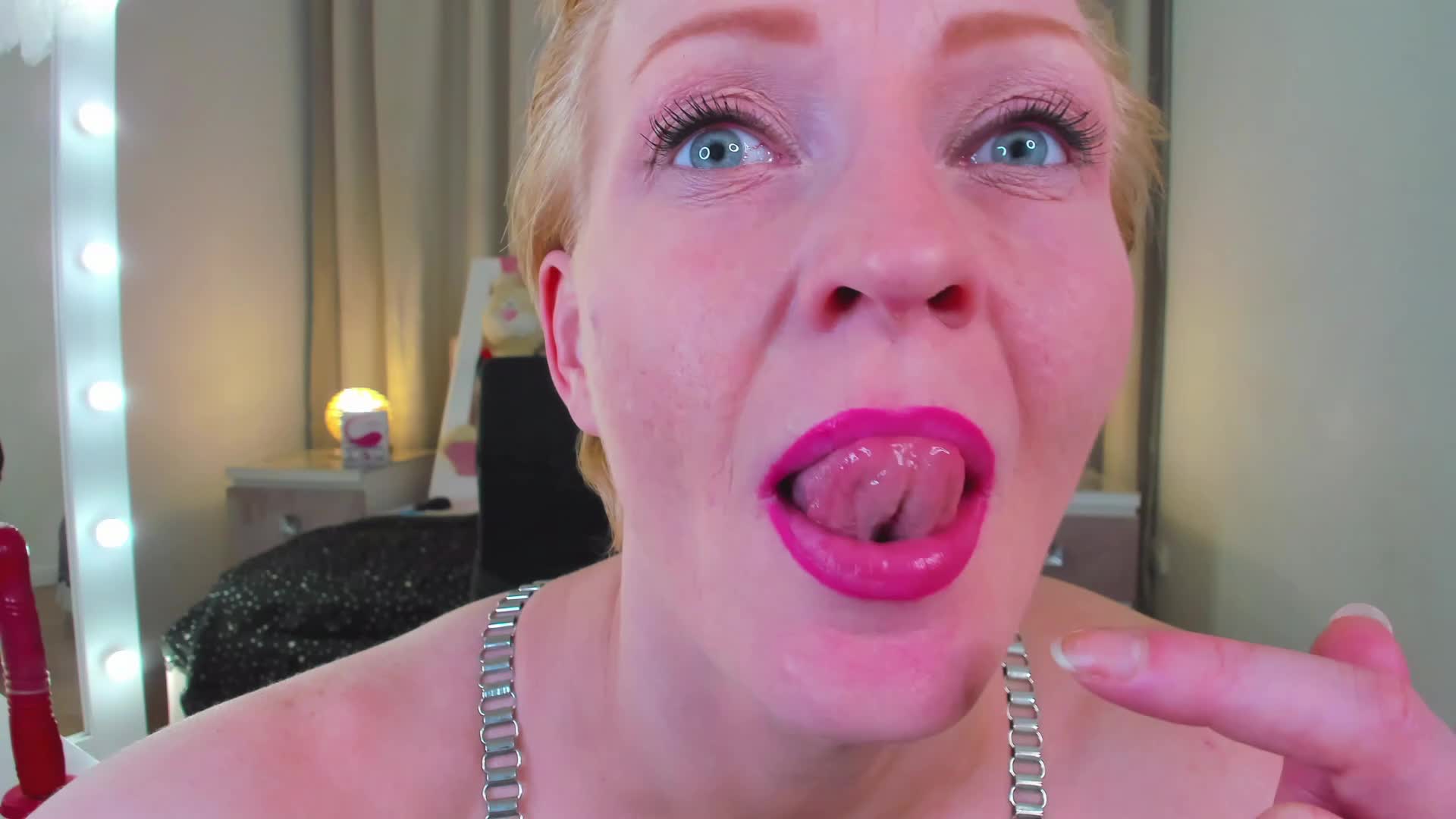 feet kneading ass - video od modelky/modela SquirtyAlisa