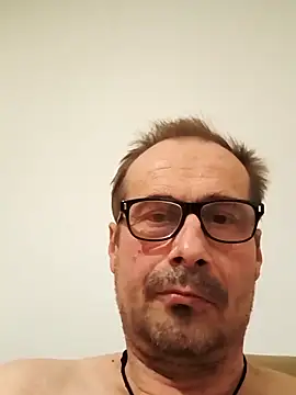 [10 Nov 00:46] Public Show – video modela na kameri gendos777