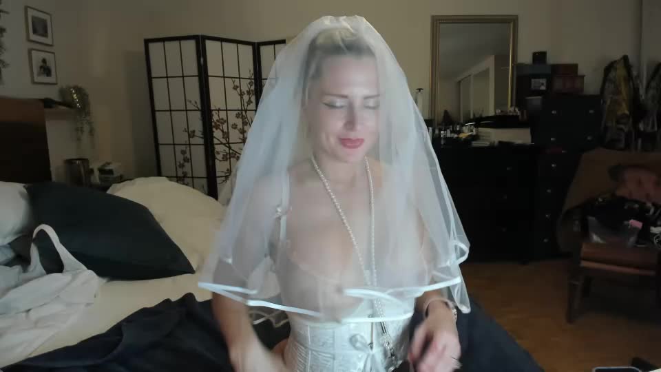 Here cums the bride!