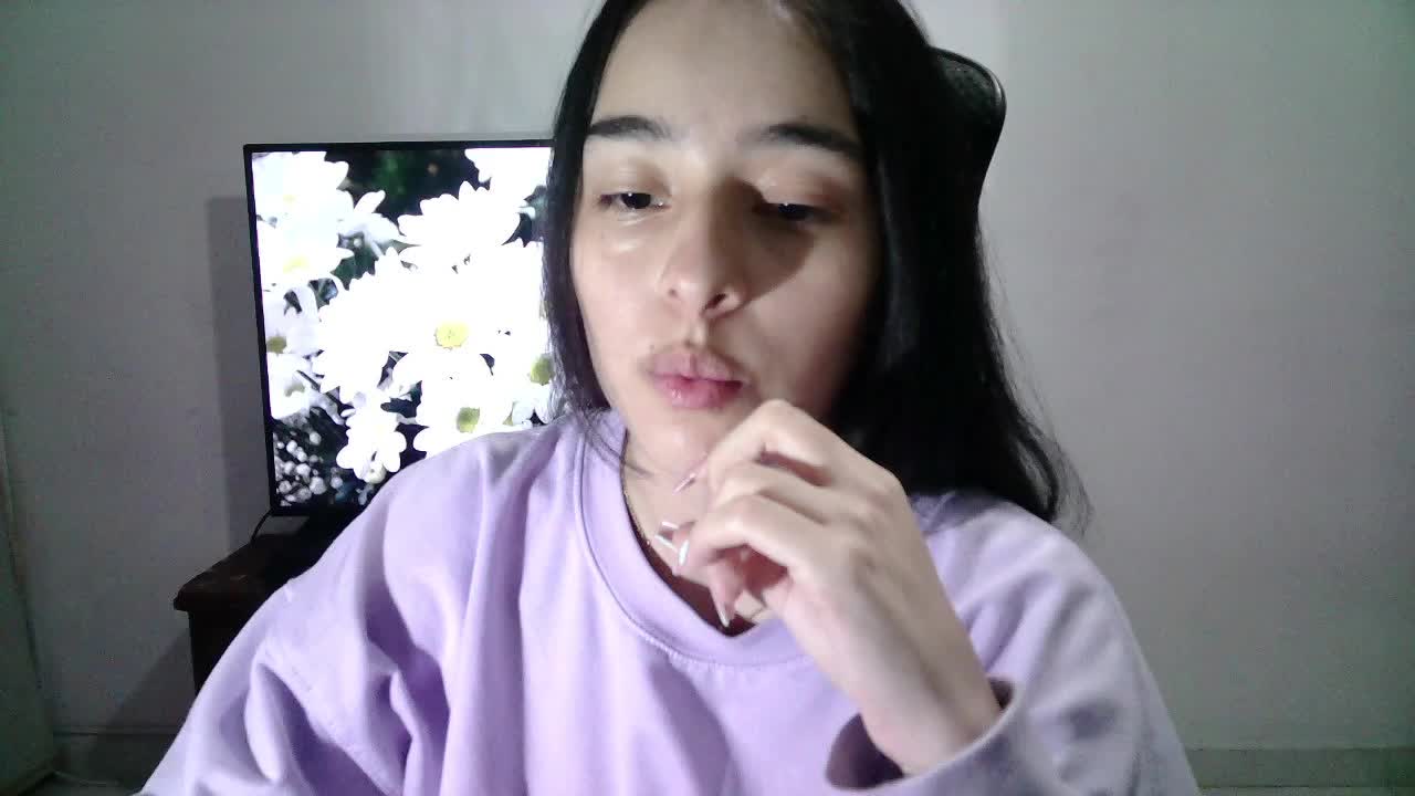 Show dance and play pussy - video by aineangeel cam model