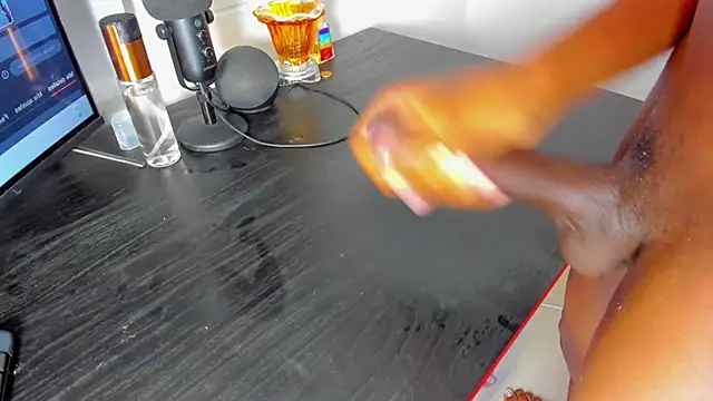 GREAT CUMSHOT WITHOUT HANDS ON THE TABLE