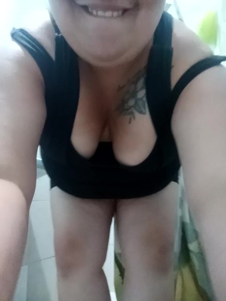 Taking a very hot shower – video modela na kameri samy_belly32