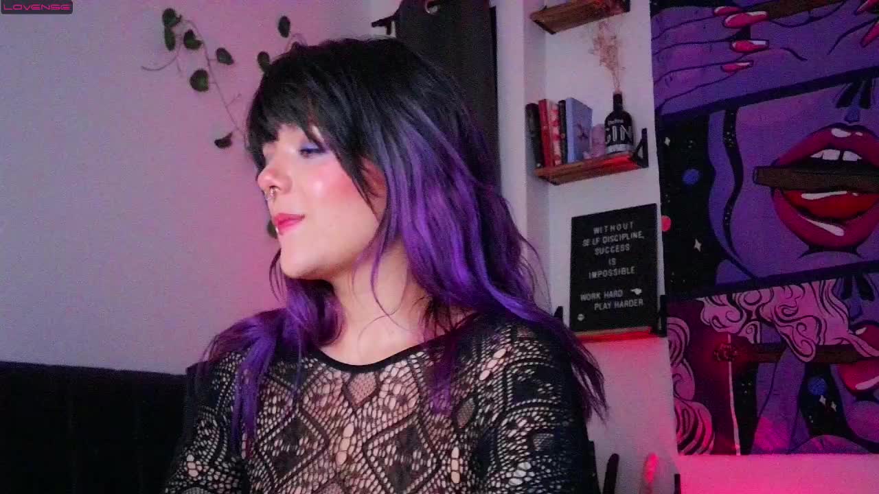 [20 Jun ] Private Show smoking, playing with some oil fucking my pussy and cuming  :) - video by purple_em69 cam model