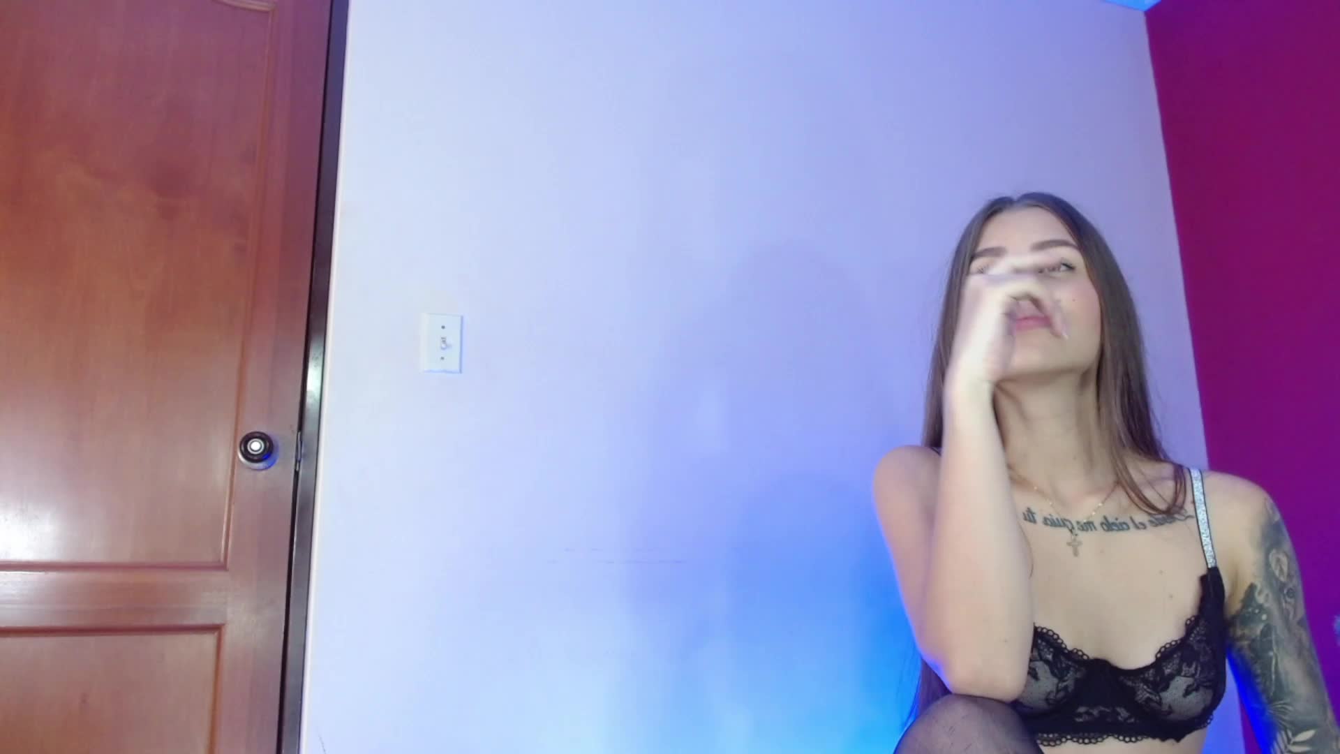 making my pussy vibrate while playing with my fingers in my ass - video by sarah_cruzz_ cam model