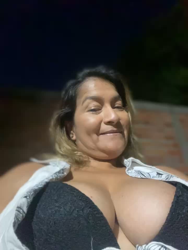 Fucking outdoors - video by Jlo_69 cam model