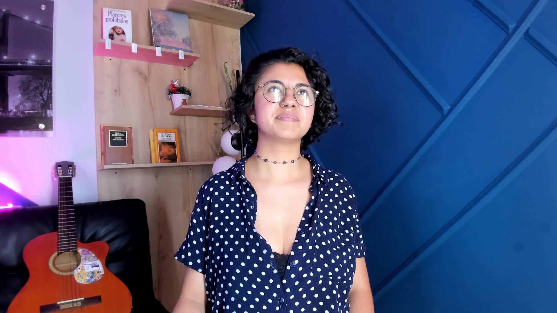 an artist enjoying her hot wet pussy - video by Amareto_ cam model