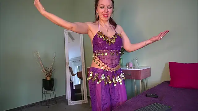 belly dance and pussy view-カメラキャストのHaileyMoonnの動画