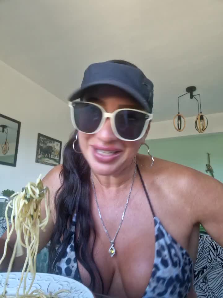 EATING WITH EXPOSED TITS - video av TheGoddessBianca cam model