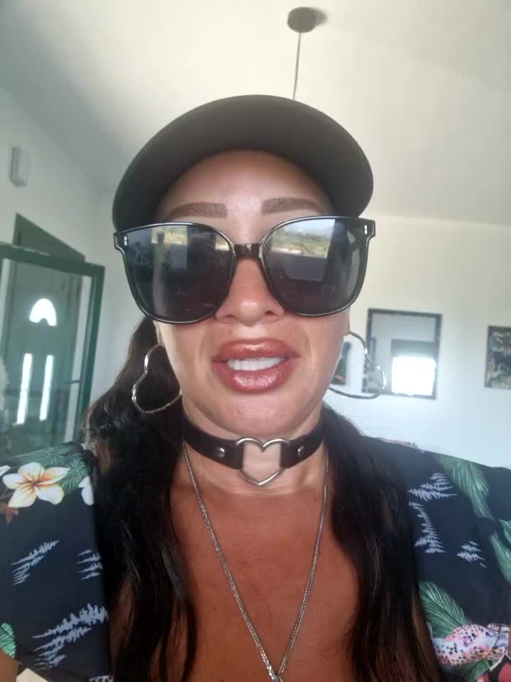 TOILET PAPER PUSSY ITALIAN TALK - video by TheGoddessBianca cam model