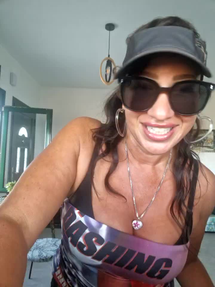 FLUFFY PUSSY COUNTER RUB - video by TheGoddessBianca cam model