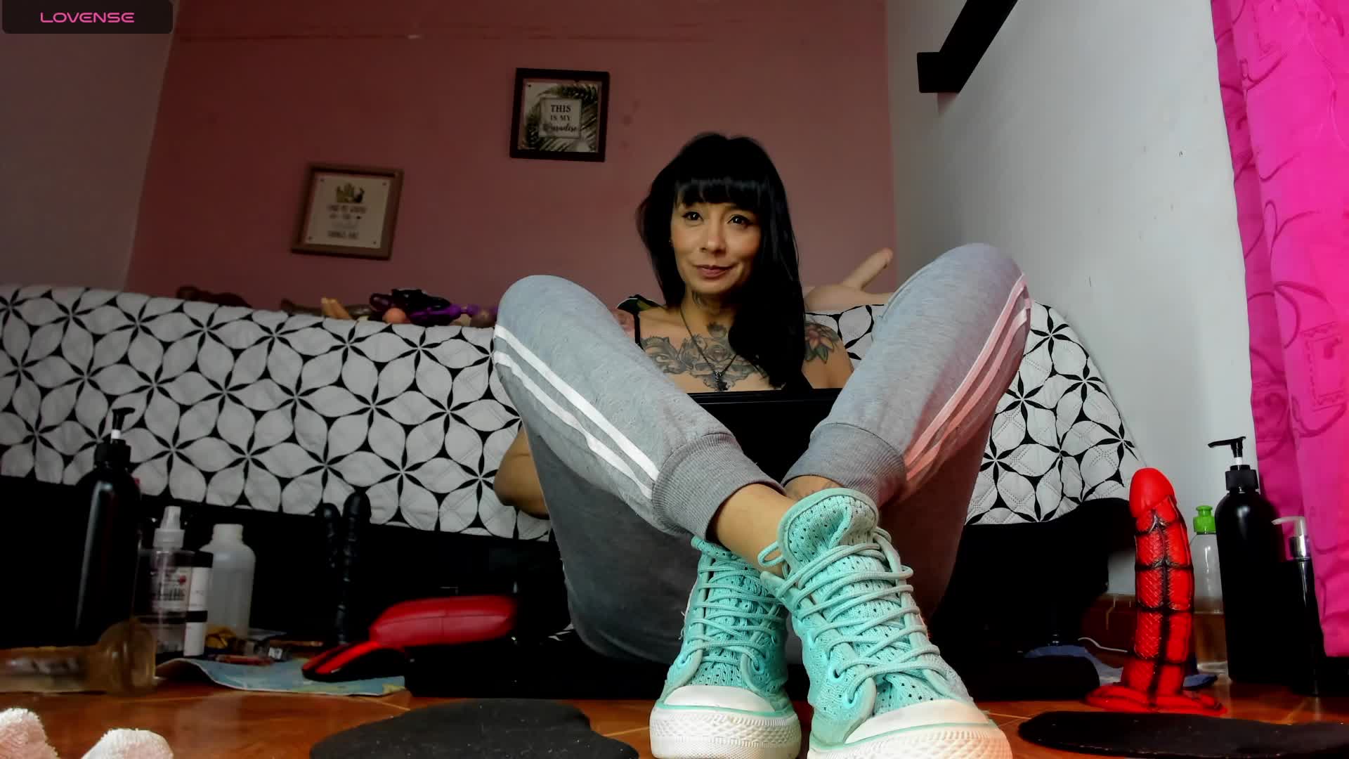 my feet are full of squirt so that your cock makes me beg for your cock in my hole - video by SaraMartins00 cam model