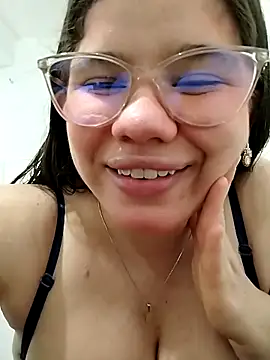 EXTREME BLOWJOB WITH A LOT OF SALIVA ON MY TITS - video by Danzel1105 cam model