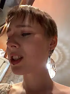 Fucking pussy lying sideways – video od webkamerové modelky Crayzy_Luv