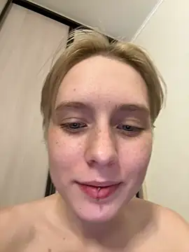 Masturbating sitting on the floor - video by Crayzy_Luv cam model