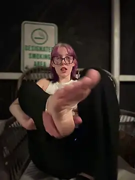 ✨PUBLIC PUSSY RUB & FOOT TEASE OUTSIDE✨ - video by marleymaxwell cam model