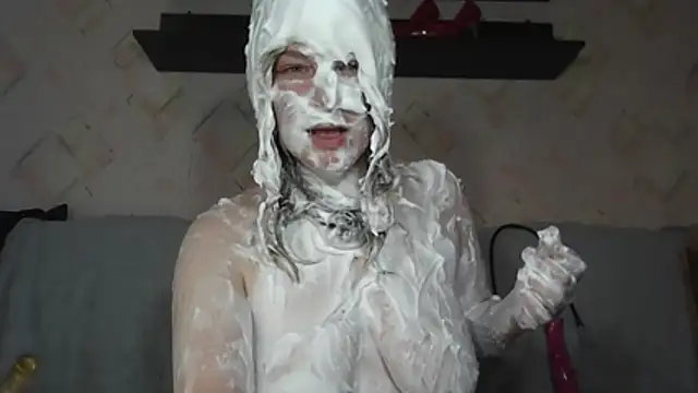 body in foam – video modela na kameri DarkAlina