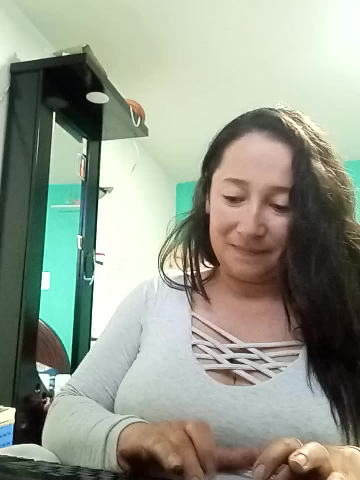 [14 Nov 10:24] Private Show - vidéo du modèle de showcams emilypoppy3