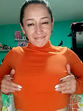 I caress my hairy pussy - vidéo du modèle de showcams emilypoppy3