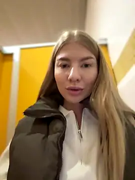 I love be naked in public toilets ❤️ - video by NewLale cam model