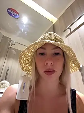 Play with me in the changing room - video by LuisaBecker cam model