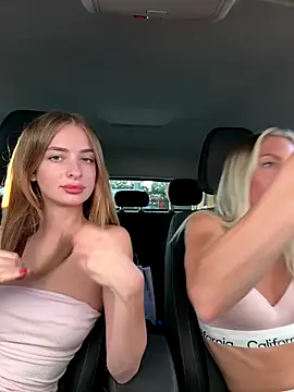 Fuck each other with dildos 🍆 - vídeo de la modelo de cam LuisaBecker